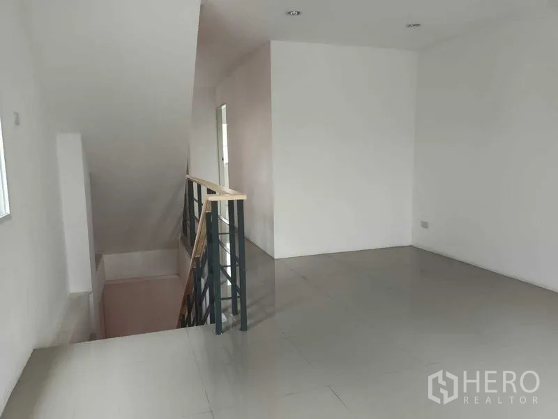 Shophouse for sale in Bueng Kum, Bangkok - Second-floor landing with railings and open workspace in minimalist style.
