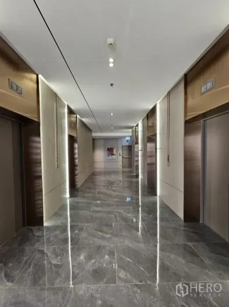 办公空间 出租在Bang Rak, Bangkok - 现代电梯大堂，多部电梯，抛光石材地面与氛围照明。