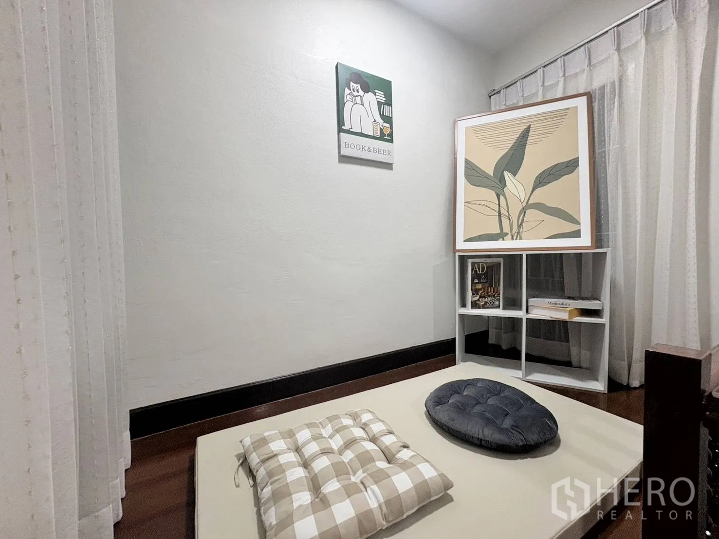 บ้านเดี่ยว for rent in Huai Khwang, Bangkok - มุมอ่านหนังสือแบบนั่งพื้น มีเบาะรองนั่งและชั้นหนังสือเตี้ย