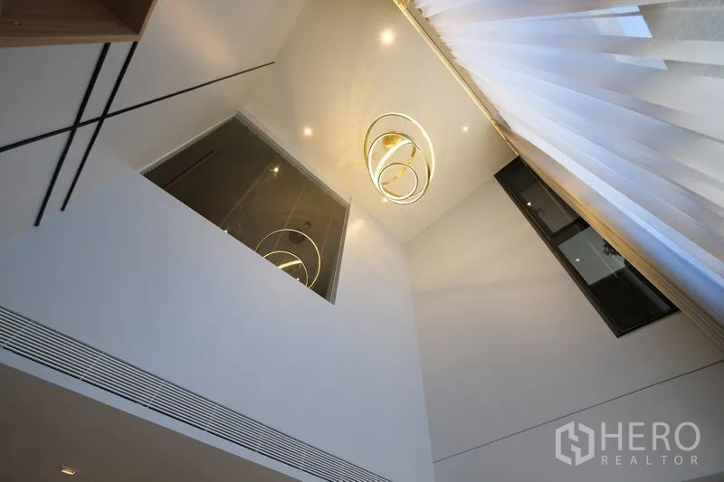 公寓 出租 - 仰望双层挑高天花，圆环吊灯与高帘相映成景。