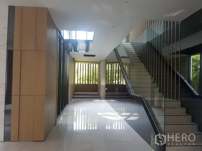 零售空间 出租在Khlong Toei, Bangkok - 明亮大堂，亮面地砖与镜面楼梯通向上层。