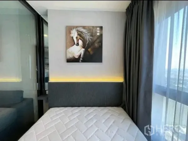 คอนโด ให้เช่าในYan Nawa, Bangkok - ห้องนอนสว่าง มีหัวเตียงบุหนัง ไฟซ่อน และภาพตกแต่ง พร้อมผ้าม่านโปร่ง