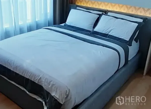 คอนโด ให้เช่าในKhlong Toei, Bangkok - ห้องนอนอบอุ่น เตียงบุนวมพร้อมชุดเครื่องนอน แสงธรรมชาติผ่านผ้าม่านโปร่ง