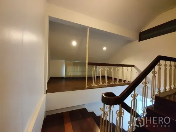 บ้าน ให้เช่าในPhra Khanong, Bangkok - บันไดไม้ราวเหล็กตกแต่ง เชื่อมสู่พื้นที่ชั้นลอย