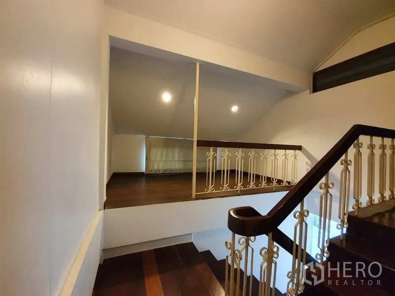 บ้าน ให้เช่าในPhra Khanong, Bangkok - บันไดไม้ราวเหล็กตกแต่ง เชื่อมสู่พื้นที่ชั้นลอย