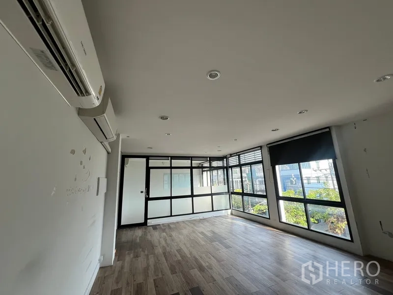 带办公室的家 出租在Phra Khanong, Bangkok - 带空调的办公室，玻璃门与大窗。