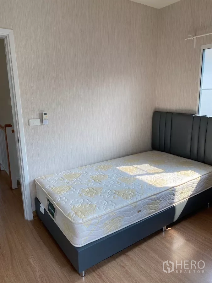 บ้าน ให้เช่าหรือขายในSuan Luang, Bangkok - ห้องนอนที่สาม เตียงเดี่ยว หน้าต่าง และพื้นไม้ลามิเนต