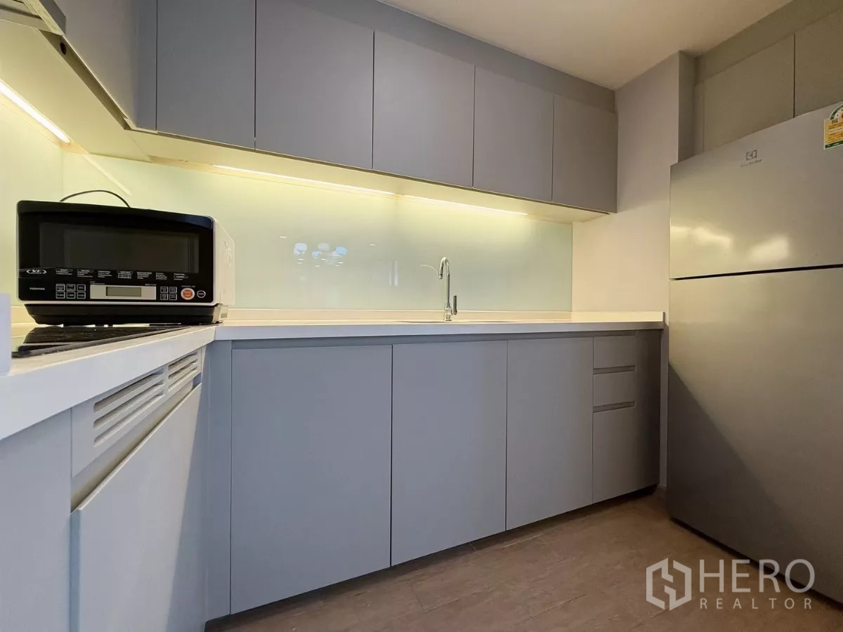 คอนโด ให้เช่าหรือขายในWatthana, Bangkok - ครัวพร้อมอ่างล้างจาน ตู้เก็บของ ตู้เย็น และเครื่องใช้ไฟฟ้า