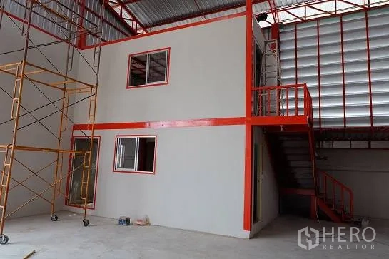 โกดัง for rent in Bang Phli, Samut Prakan - ยูนิตออฟฟิศภายใน มีหน้าต่างและชานพักบันไดด้านข้าง.