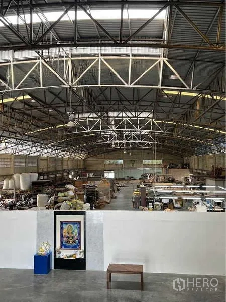 货栈 出售在Bang Bua Thong, Nonthaburi - 从中央俯瞰仓库大厅，钢梁、天窗与隔断办公室一览无遗。