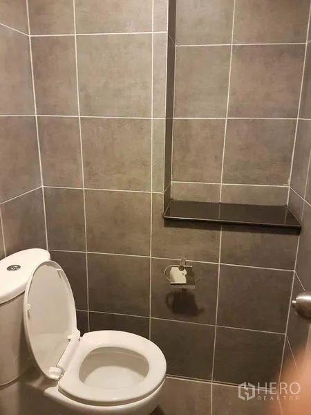店屋 出租或出售在Bang Na, Bangkok - 小型马桶间，灰色墙砖与置物台。