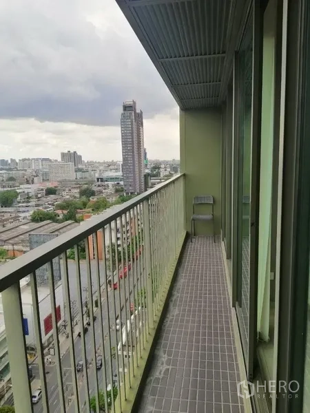 公寓 出租在Watthana, Bangkok - 高楼层的狭长阳台，金属栏杆，俯瞰城市景色。