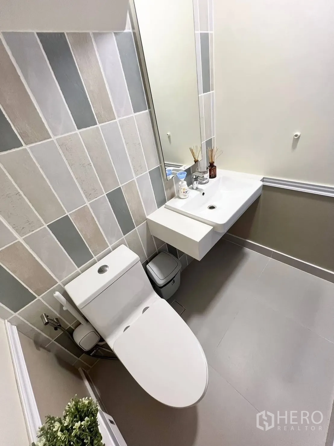 联排别墅 for rent in Bang Phli, Samut Prakan - 客卫配现代坐便、特色瓷砖墙与悬浮式洗手台。