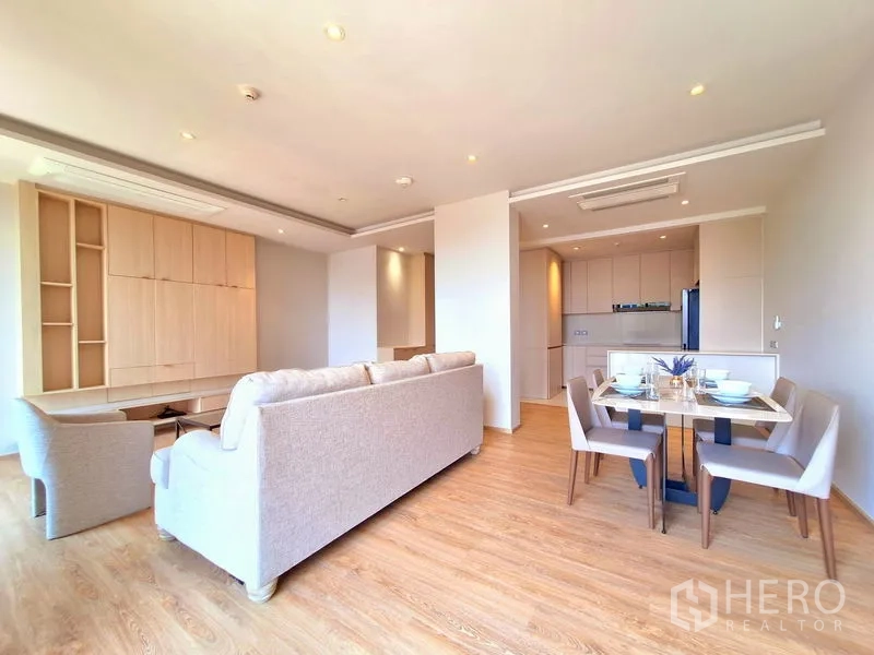 อพาร์ทเมนท์ ให้เช่าในBang Na, Bangkok - พื้นที่นั่งเล่น–รับประทานอาหารพร้อมตู้บิลท์อิน โต๊ะทานข้าว 4 ที่ และครัวเปิด