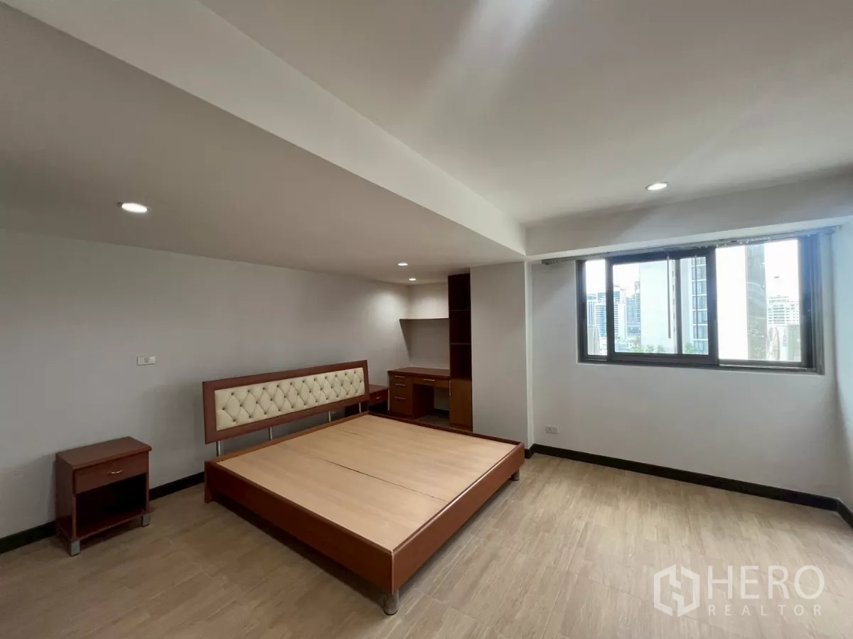 คอนโด ให้เช่าในWatthana, Bangkok - ห้องนอนพร้อมหัวเตียงบุผ้า โต๊ะข้าง และหน้าต่างมุมมองเมือง