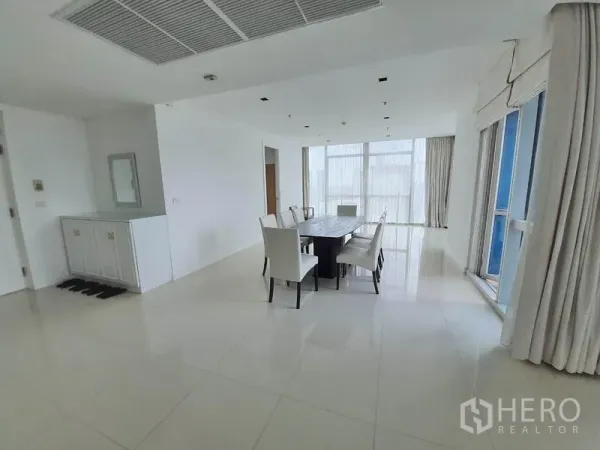 คอนโด ให้เช่าในPathum Wan, Bangkok - พื้นที่รับประทานอาหารแบบโอเพนสเปซ พื้นกระเบื้องมันวาวและตู้บิวท์อิน