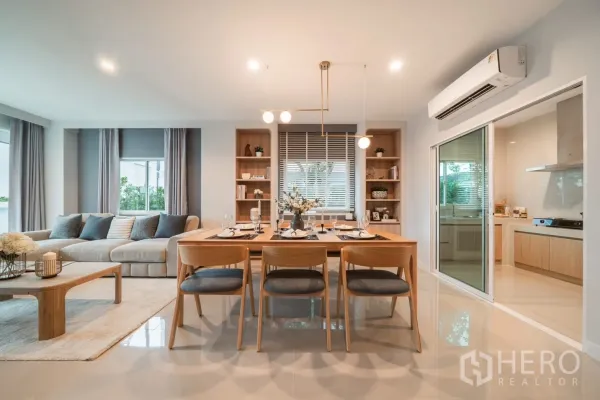 บ้าน ให้เช่าในSaphan Sung, Bangkok - มุมรับประทานอาหาร โต๊ะไม้ 6 ที่นั่ง โคมไฟ หรูกับครัวปิดหลังกระจกบานเลื่อน