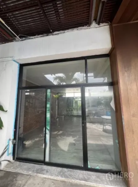พื้นที่ขายปลีก ให้เช่า - หน้าร้านกระจกกรอบอลูมิเนียมสีดำ เปิดสู่ลานกลางแจ้งสว่าง