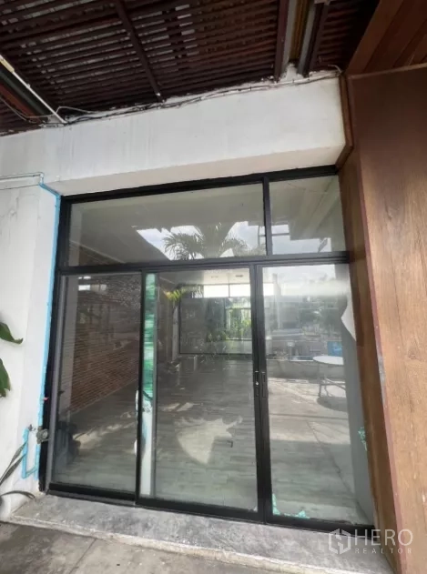 พื้นที่ขายปลีก ให้เช่า - หน้าร้านกระจกกรอบอลูมิเนียมสีดำ เปิดสู่ลานกลางแจ้งสว่าง
