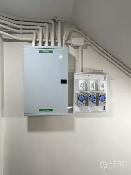 อาคารพาณิชย์ ให้เช่า - โถงโล่งเพดานสูงสีดำพร้อมส pot light จัดผังได้ยืดหยุ่น