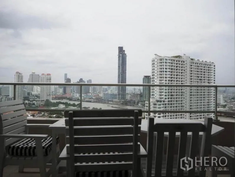 คอนโด ให้เช่าในKhlong San, Bangkok - ระเบียงส่วนตัวพร้อมชุดนั่งเล่น วิวพาโนรามาแม่น้ำเจ้าพระยาและตึกสูง
