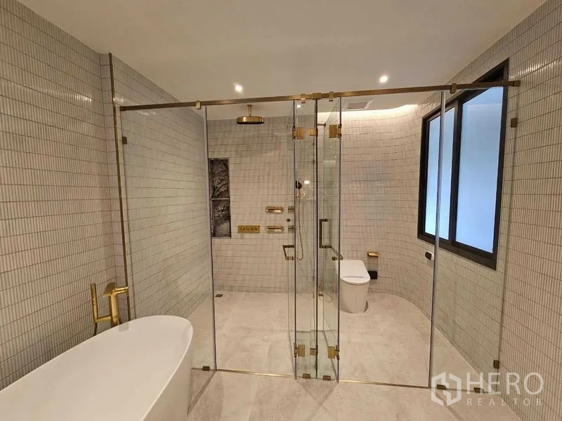 บ้าน ให้เช่าในWang Thonglang, Bangkok - ห้องน้ำหรู อ่างอาบน้ำเดี่ยว และตู้กระจกอาบน้ำ ฟิตติ้งสีทอง
