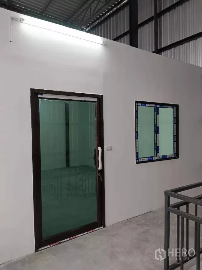 货栈 出租在Khlong Toei, Bangkok - 夹层办公室入口，推拉玻璃门与窗。