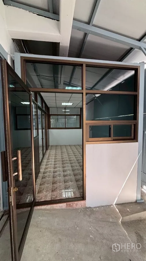 คลังสินค้า ให้เช่าหรือขายในKhlong San, Bangkok - ห้องต้อนรับหรือออฟฟิศกั้นกระจก โทนกรอบสีน้ำตาล