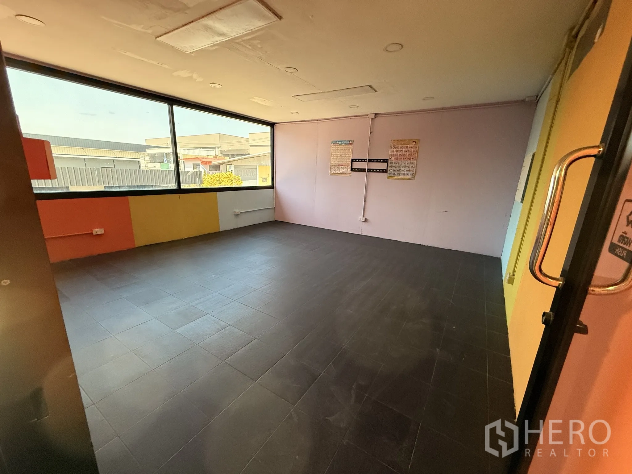 คลังสินค้า for rent in Lat Krabang, Bangkok - ห้องอเนกประสงค์ชั้นบน พื้นกระเบื้องสีเข้ม ผนังโทนพาสเทลและหน้าต่างบานกว้าง