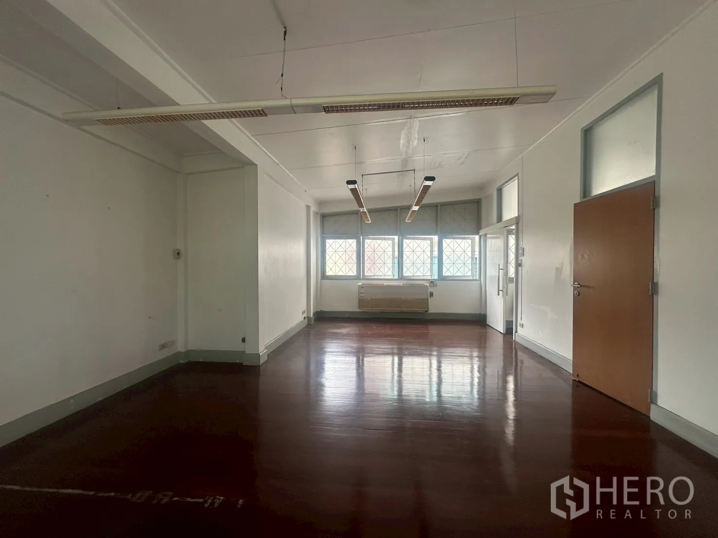 บ้าน ให้เช่าในWatthana, Bangkok - ห้องชั้นบนขนาดใหญ่ พื้นไม้เงา โคมไฟแบบแถนห้อยจากเพดาน.