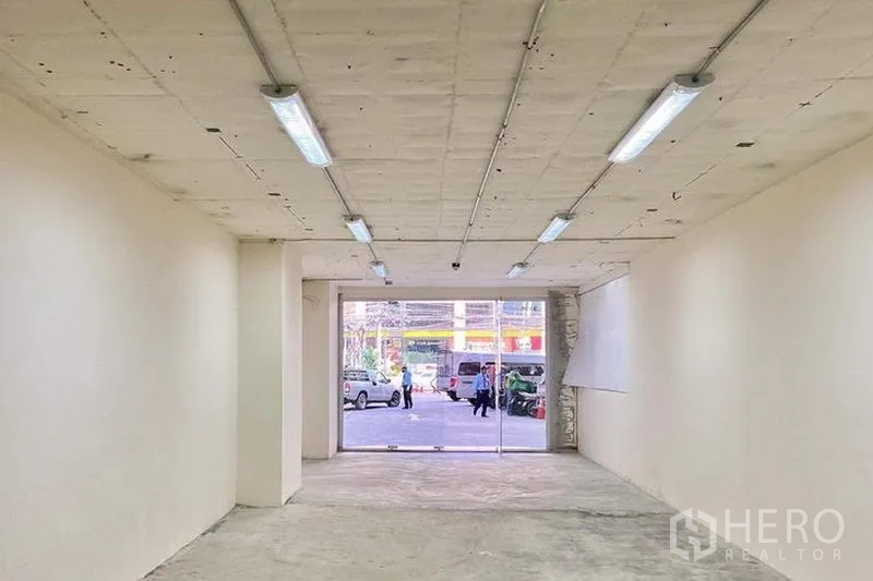 พื้นที่ขายปลีก ให้เช่าในWatthana, Bangkok - พื้นที่โล่งสว่าง มองออกสู่ประตูบานกระจกและถนนด้านหน้า
