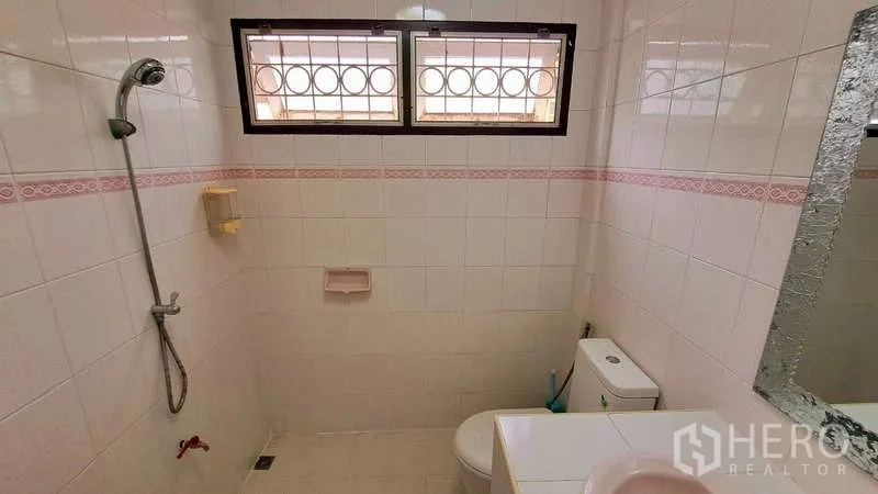 ทาวน์เฮาส์ ให้เช่าในWatthana, Bangkok - ห้องน้ำมีหน้าต่างเหล็กดัด กระเบื้องคาดสีชมพู