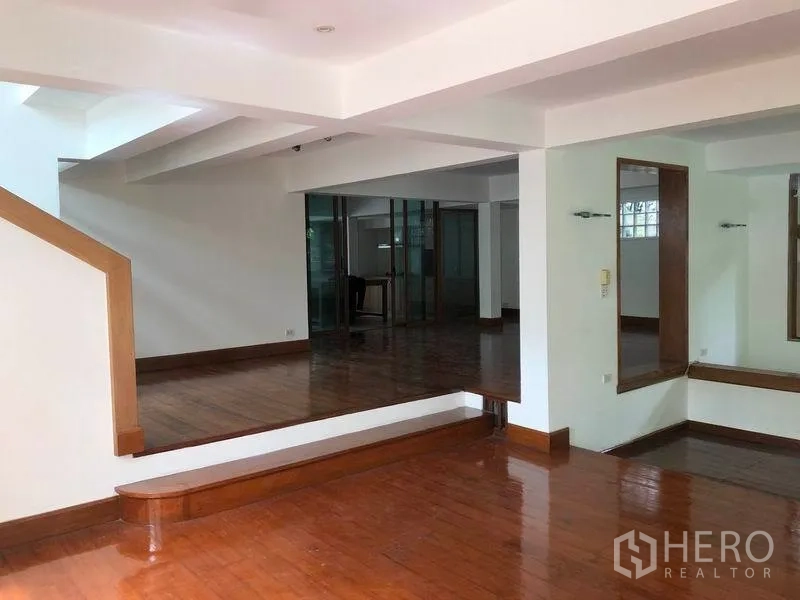 บ้าน ให้เช่าในWatthana, Bangkok - เลานจ์แบบสเต็ปพร้อมบันไดและพื้นไม้เงางาม