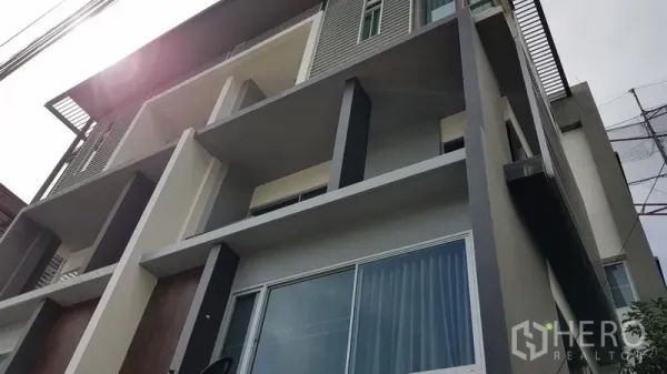 สำนักงานที่บ้าน ขายในWang Thonglang, Bangkok - ด้านนอกอาคารโฮมออฟฟิศสมัยใหม่หลายชั้นพร้อมระเบียงและกระจกบานใหญ่