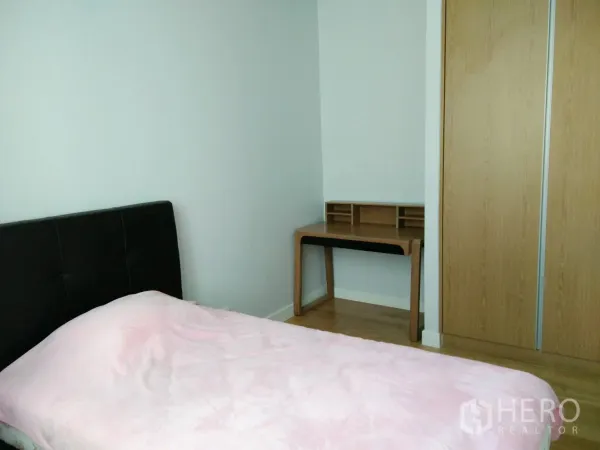 คอนโด ให้เช่าในKhlong Toei, Bangkok - ห้องนอนรอง เตียงเดี่ยว โต๊ะทำงาน และตู้เสื้อผ้าบานเลื่อนลายไม้