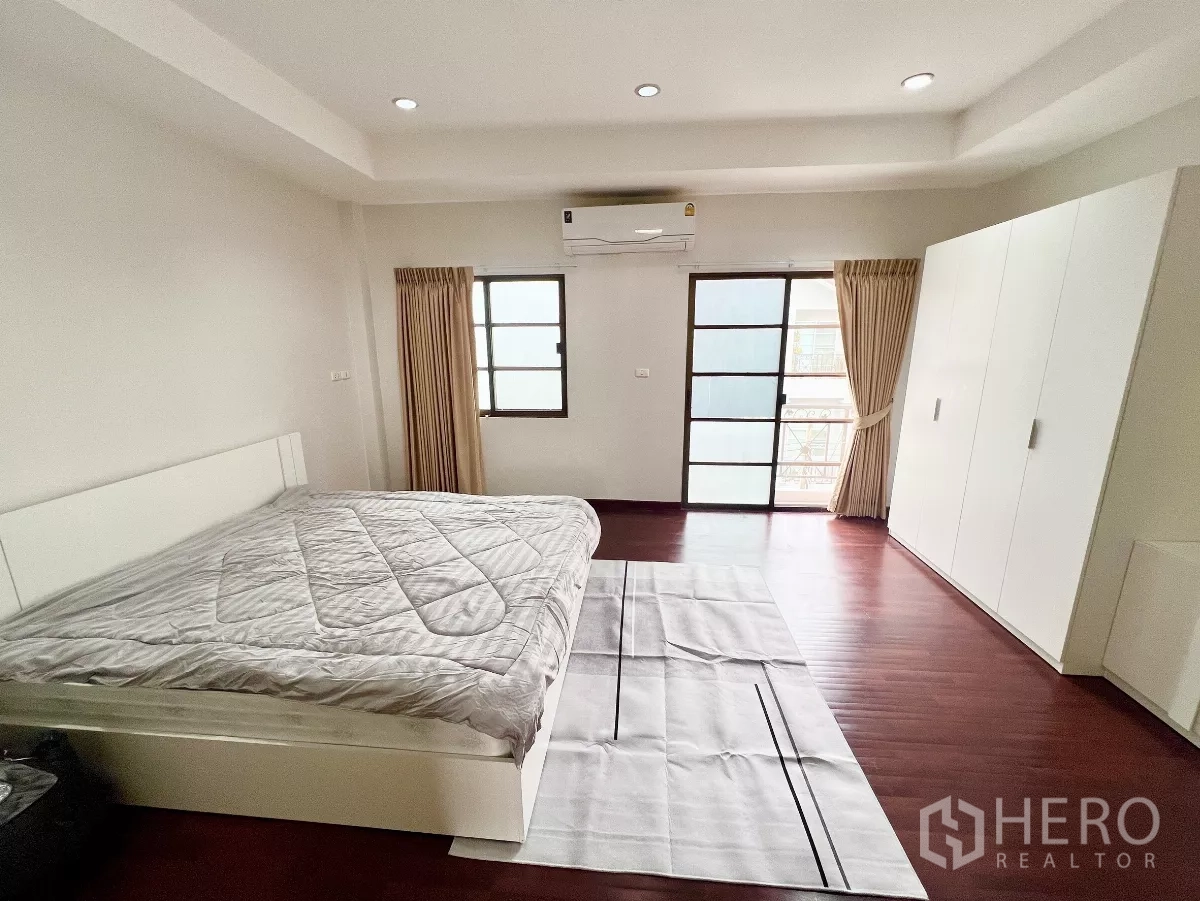 ทาวน์เฮาส์ ให้เช่าหรือขายในPhra Khanong, Bangkok - ห้องนอนใหญ่ เตียงขนาดใหญ่ ตู้เสื้อผ้า และประตูระเบียง