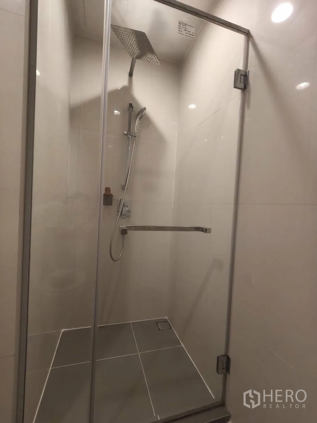 คอนโด for rent in Khlong Toei, Bangkok - ตู้ฝักบัวกระจก พร้อมเรนชาวเวอร์และสายชำระ
