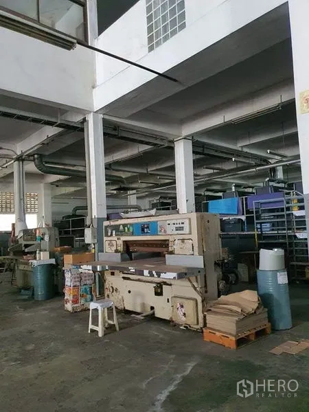 工厂 出售在Bang Khun Thian, Bangkok - 夹层下的工业裁切机与货架，厂房内景