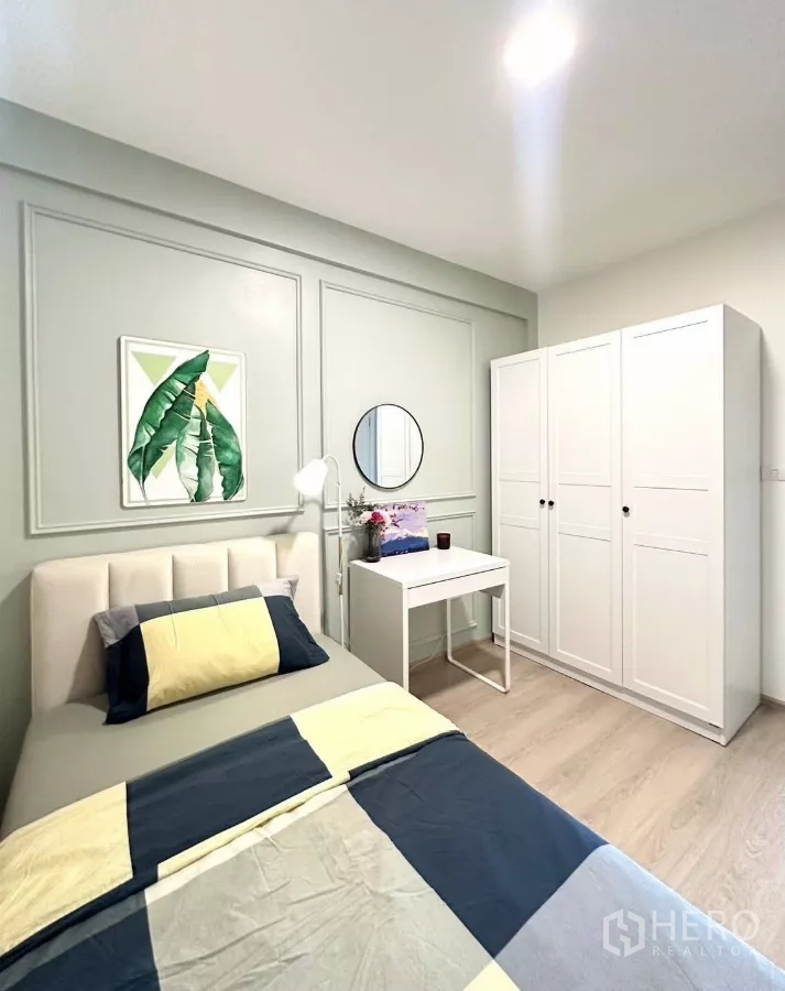 联排别墅 出租在Prawet, Bangkok - 第三卧室，单人床、白色衣柜和小书桌。