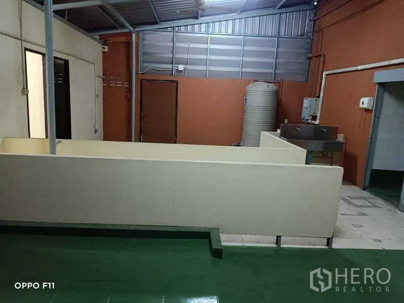 คลังสินค้า ให้เช่าหรือขายในMueang Samut Sakhon, Samut Sakhon - พื้นที่ยูทิลิตี้กึ่งเอาต์ดอร์ หลังคาเมทัลชีท แทงก์น้ำและซิงก์สแตนเลส