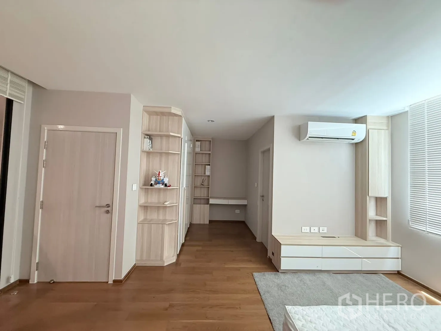 Townhouse for rent in Saphan Sung, Bangkok - Bedroom corridor with built-in shelves, air conditioner and storage.