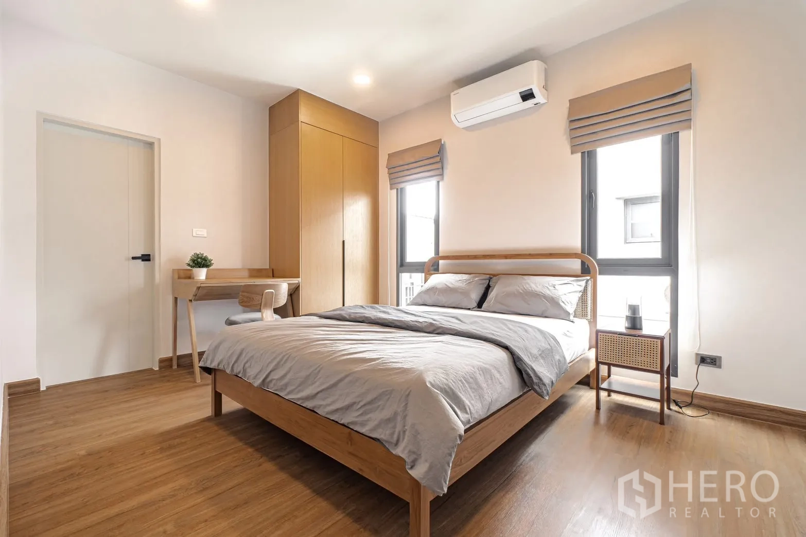 Detached House for rent in Bang Phli, Samut Prakan - Guest bedroom with double bed, built-in wardrobe, desk, and air conditioning.