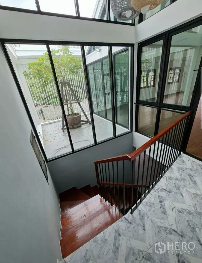 สำนักงานที่บ้าน ให้เช่าในLat Phrao, Bangkok - โถงบันไดผนังกระจกเต็มสูง มองเห็นคอร์ตยาร์ดต้นไม้ภายใน