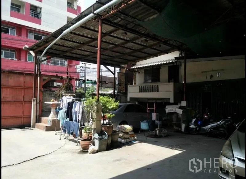 คลังสินค้า ขายในLat Krabang, Bangkok - โรงจอดรถมีหลังคาพร้อมออฟฟิศ/ที่พักพนักงานภายในโครงการ