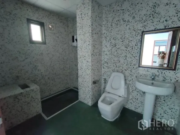 带办公室的家 出租在Pathum Wan, Bangkok - 浴室带水磨石墙面、淋浴区、立柱式洗手盆和小窗。