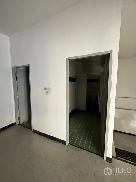 工厂 出租在Si Racha, Chon Buri - 工厂服务区内的员工卫生间与功能房门口。