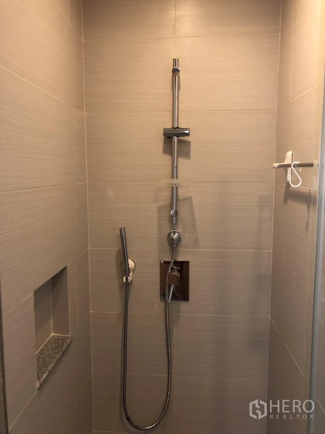 คอนโด ให้เช่าหรือขายในKhlong Toei, Bangkok - ห้องอาบน้ำแบบยืนผนังกระเบื้อง พร้อมฝักบัวมือถือและช่องวางของแบบบิวท์อิน