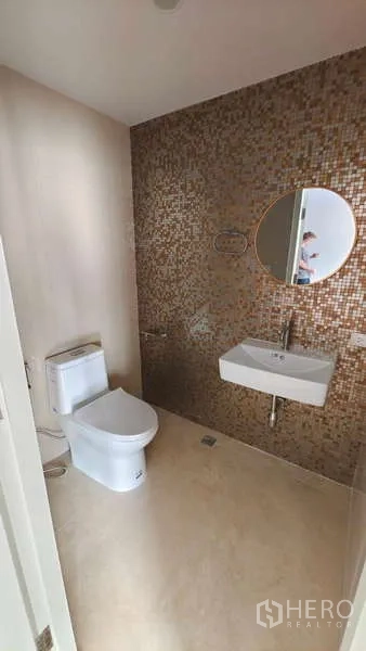 คอนโด ขาย - ห้องน้ำแขกผนังโมเสก กระจกกลม และอ่างล้างหน้าแบบแขวน