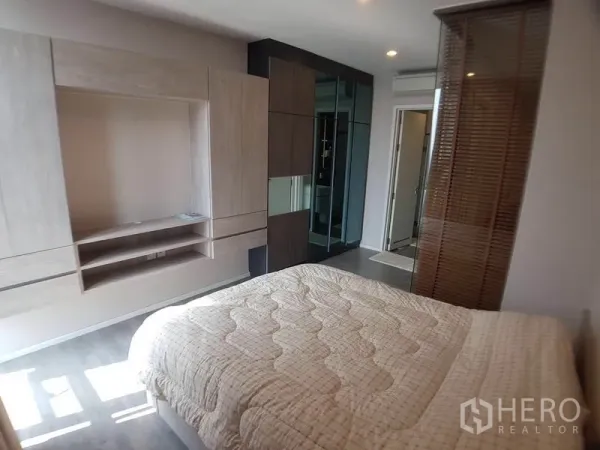 คอนโด ขายในWatthana, Bangkok - ผนังห้องนอนบิลท์อินตู้และชั้นวาง พร้อมฉากกั้นเลื่อนไปยังห้องน้ำ