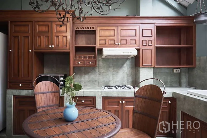 ทาวน์เฮาส์ ให้เช่าในKhlong Toei, Bangkok - ภาพระยะใกล้ของครัว เตาแก๊ส เครื่องดูดควัน และโต๊ะอาหาร